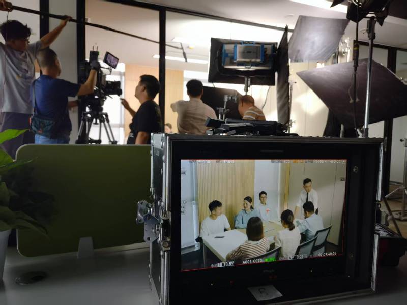 孟津县TVC拍摄公司：科技产品视觉化大师，诠释未来感与功能美学
